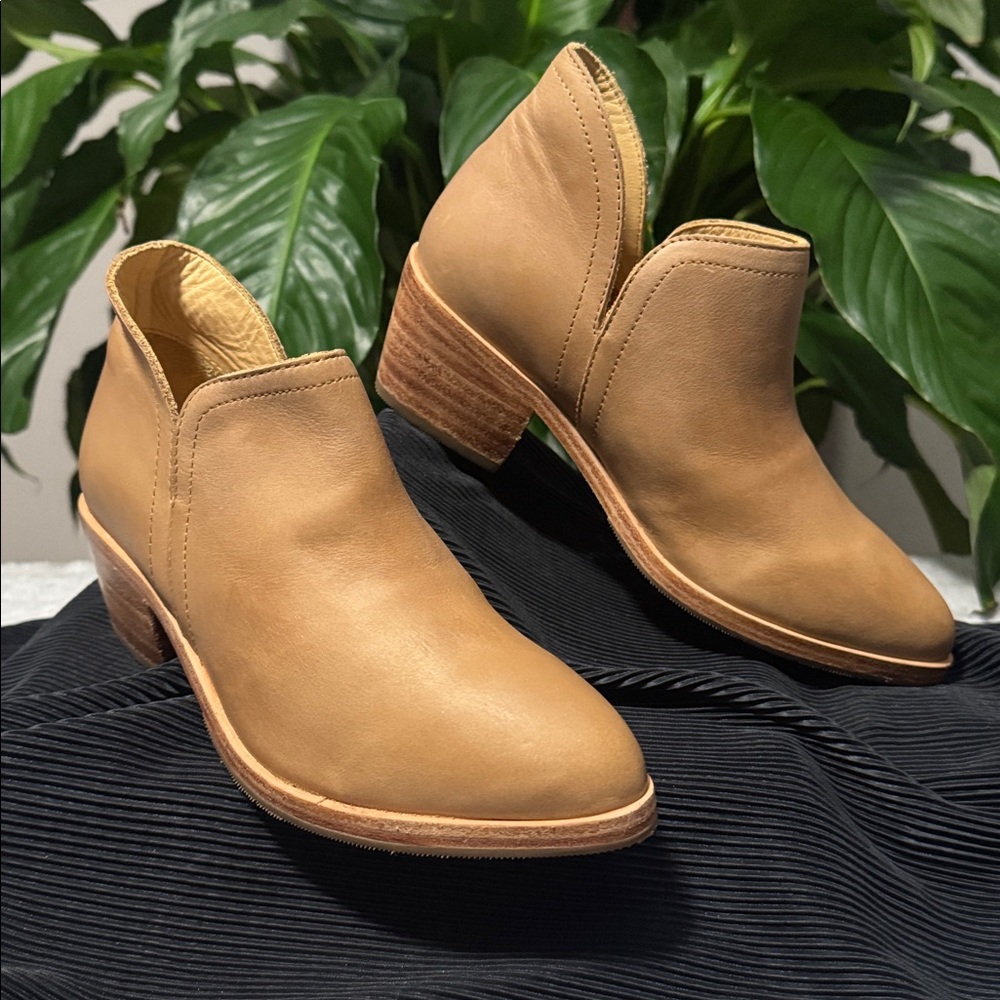 Nisolo Mia Everyday Almond Leather Ankle Boots - Women's 6